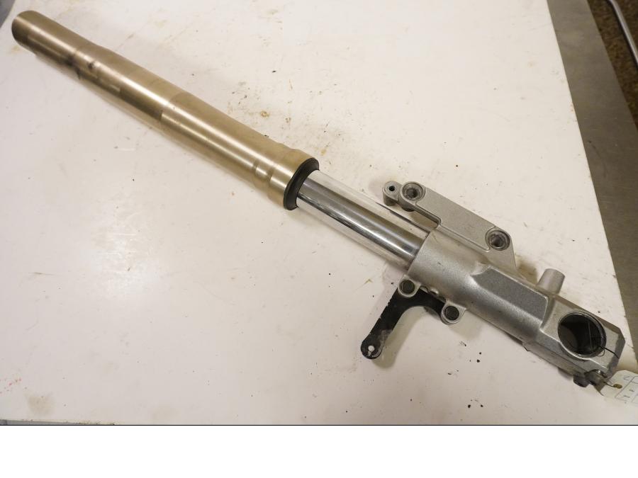 Framsidan på Gaffelben från en Kawasaki ZX-12R -2000 motorcykel.