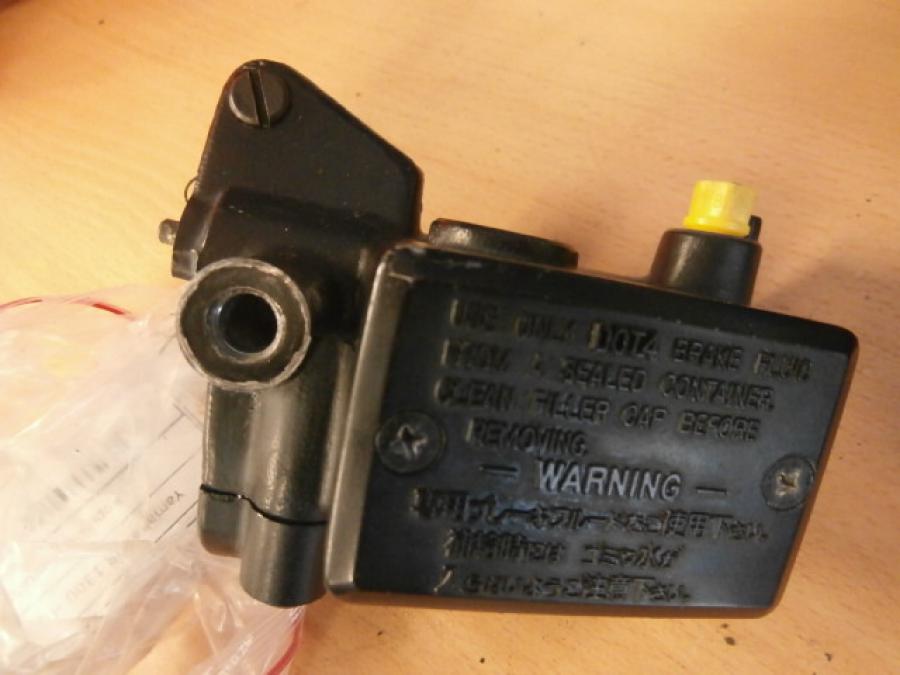 Vänster sida på Kopplingshuvudcylinder från en Yamaha XJR 1300 -2002 motorcykel.