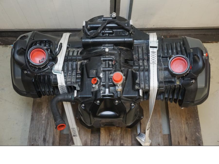 Höger sida på Motor från en BMW R 1200 RS -2016 motorcykel.