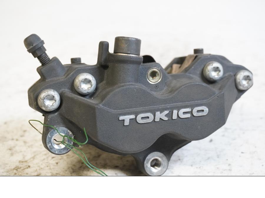 Framsidan på Bromsok från en Suzuki SV 1000 -2004 motorcykel.