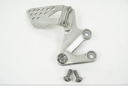 Framsidan på Fotpinnefäste från en Suzuki GSX-R 1000 -2003 motorcykel.