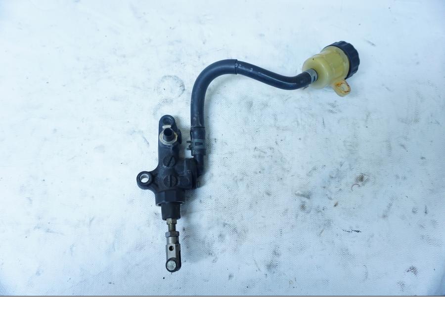 Framsidan på Bromshuvudcylinder från en Yamaha YZF 1000 R1 -2002 motorcykel.