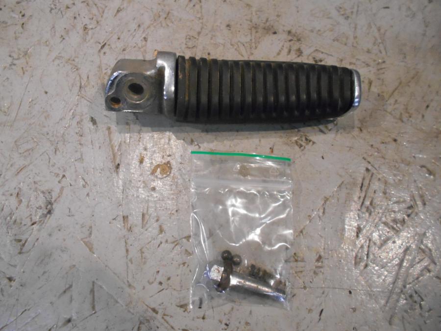 Framsidan på Fotpinne från en Suzuki VS 750 Intruder -1986 motorcykel.