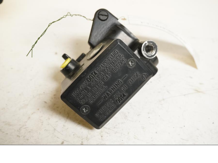 Baksidan på Bromshuvudcylinder från en Kawasaki Versys 650 -2007 motorcykel.