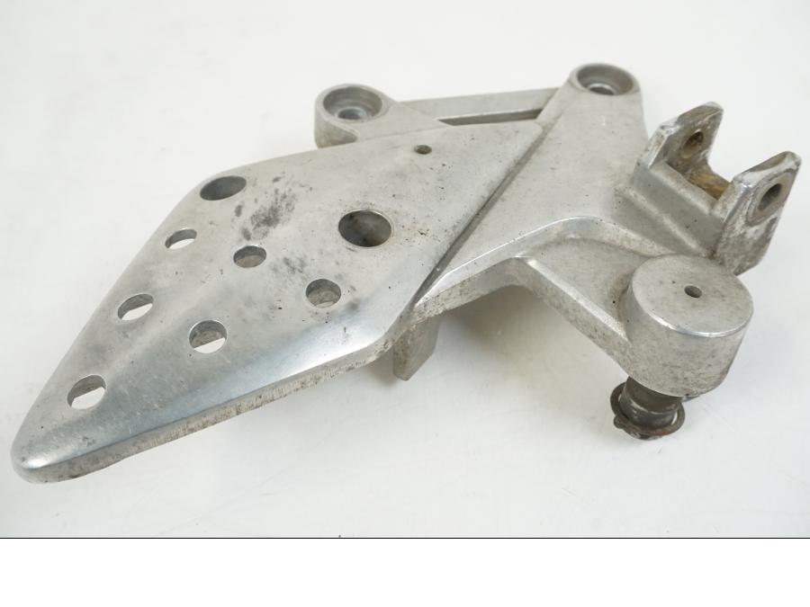 Vänster sida på Fotpinnefäste från en Honda CBR 125 R -2006 motorcykel.