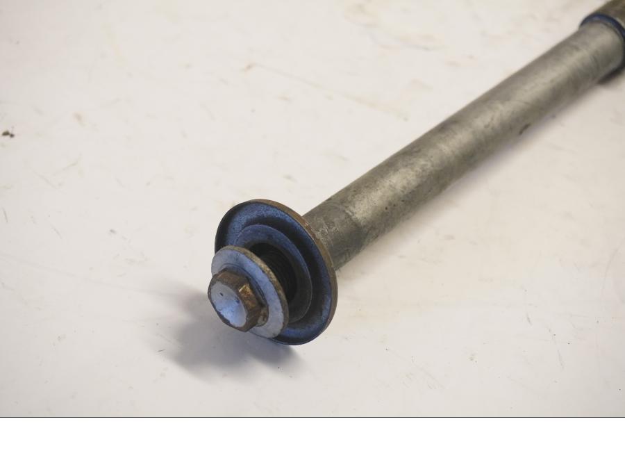 Baksidan på Axel från en BMW R 1150 RT -2003 motorcykel.