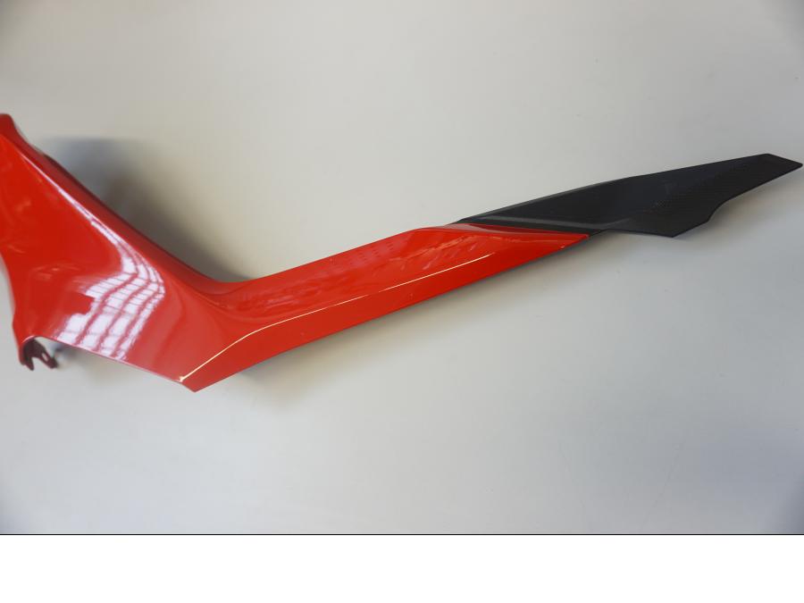 Vänster sida på Sidopanel från en Ducati Supersport 939 -2020 motorcykel.