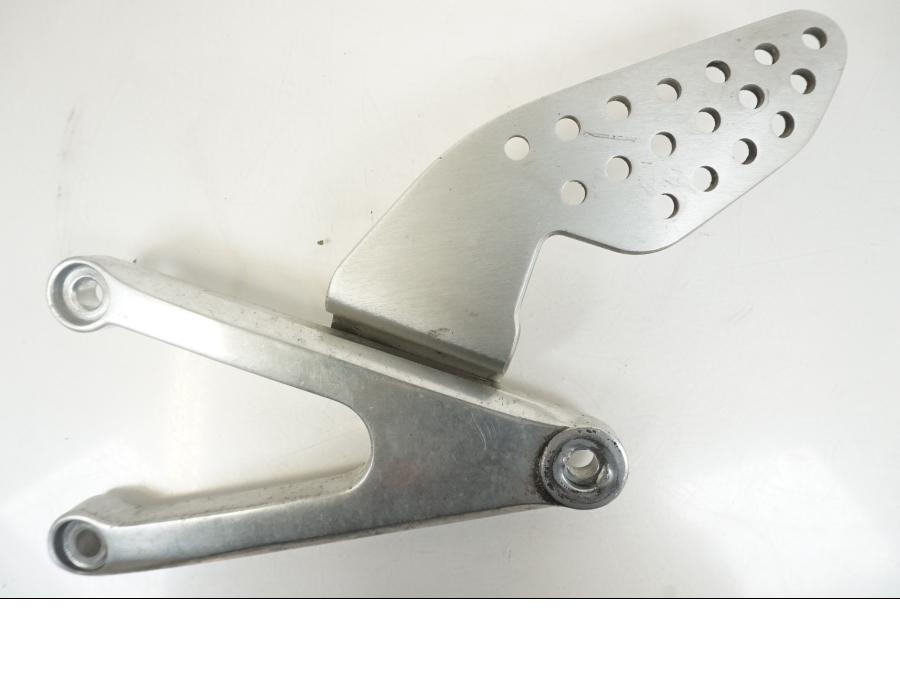 Baksidan på Fotpinnefäste från en Yamaha YZF 1000 R1 -2002 motorcykel.