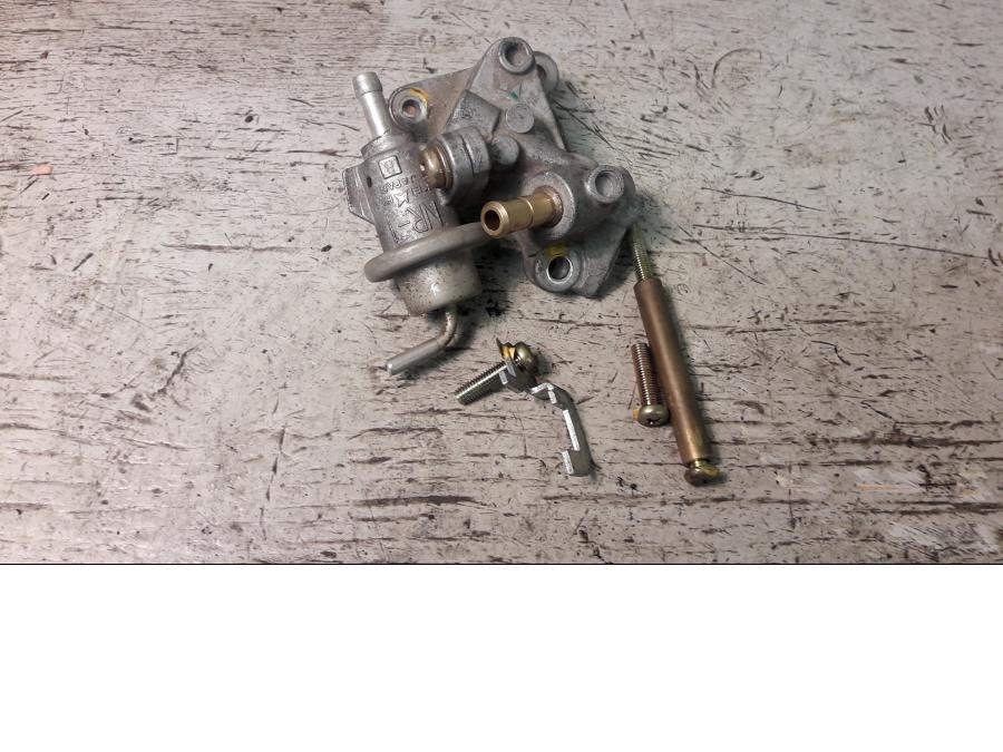 Framsidan på Fuel Rail från en Suzuki VZ 1600 -2005 motorcykel.