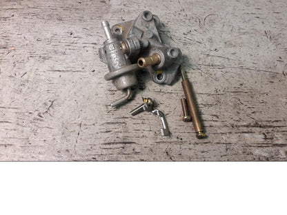 Framsidan på Fuel Rail från en Suzuki VZ 1600 -2005 motorcykel.