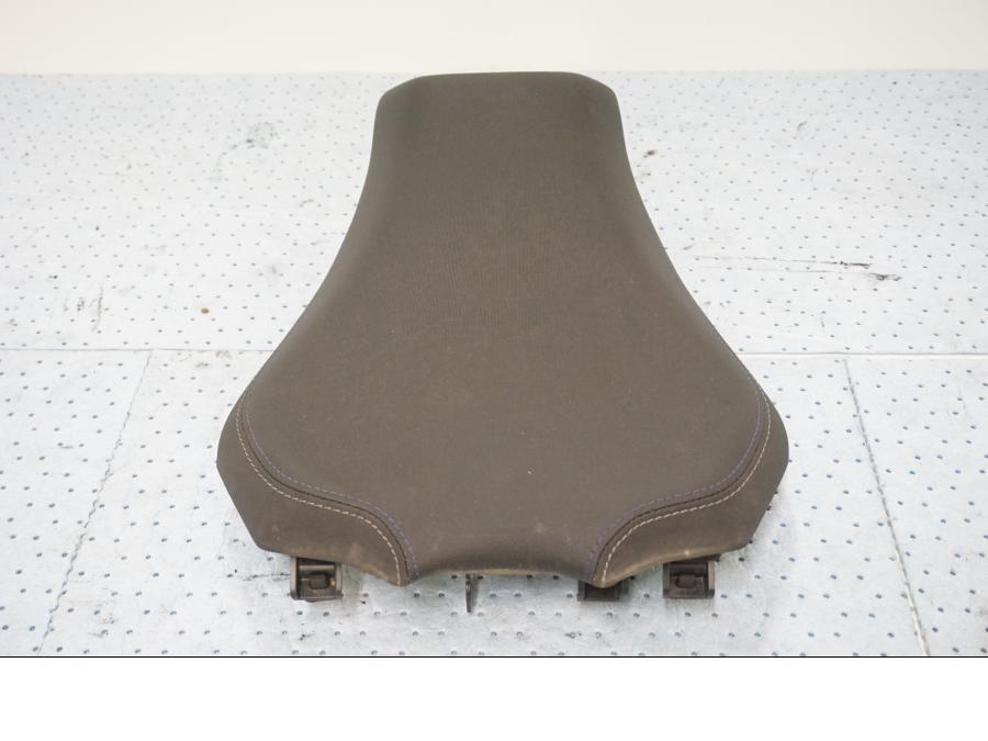 Höger sida på Sadel från en Yamaha MT-09 Tracer -2019 motorcykel.