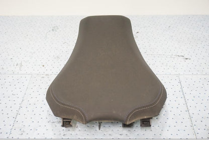 Höger sida på Sadel från en Yamaha MT-09 Tracer -2019 motorcykel.