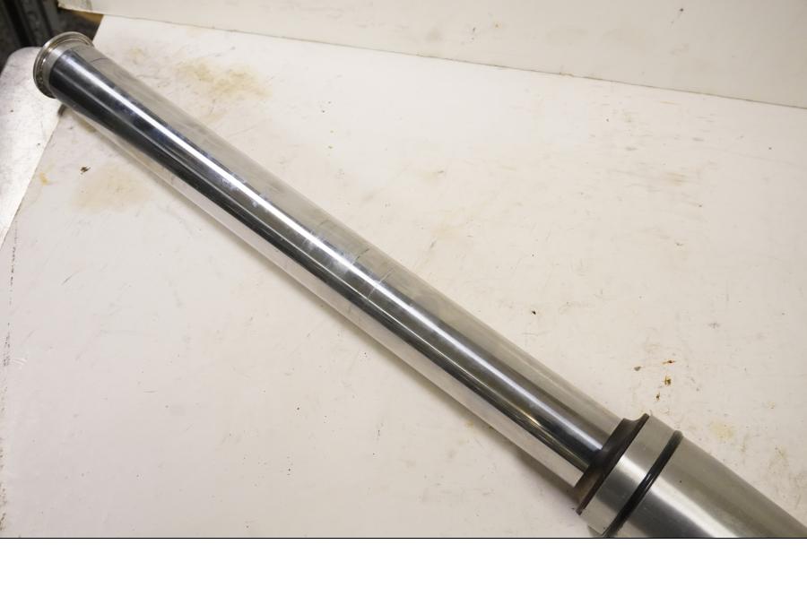 Höger sida på Gaffelben från en Suzuki VL 800 -2004 motorcykel.