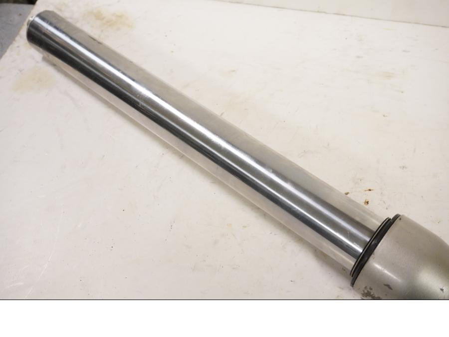 Höger sida på Gaffelben från en Suzuki GSX-R 600 -2000 motorcykel.