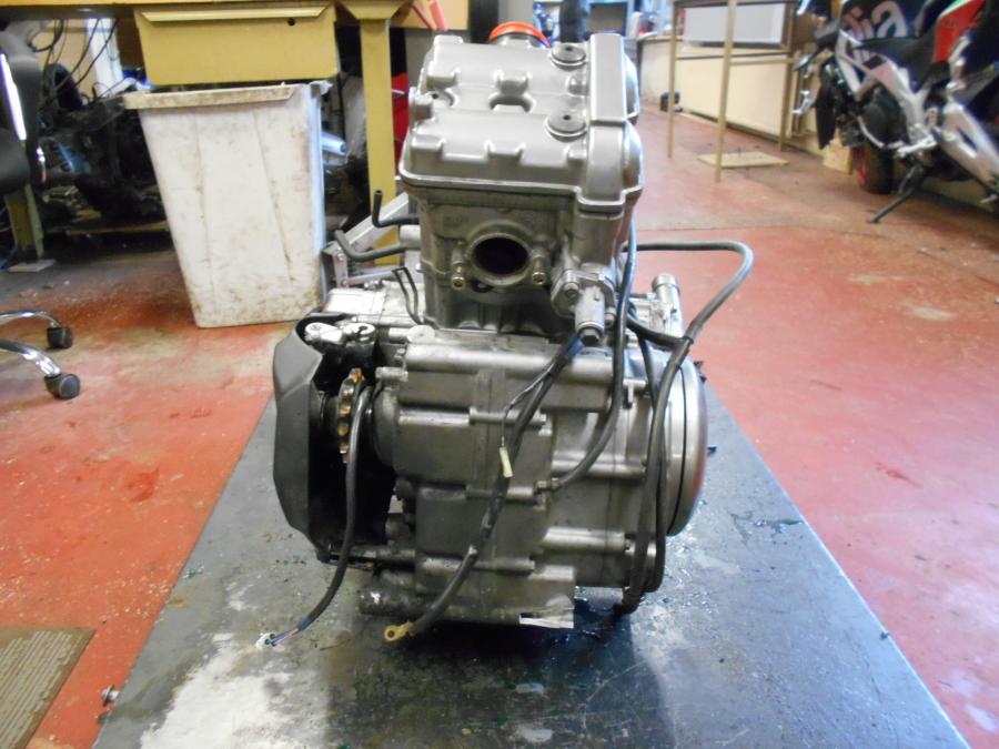 Vänster sida på Motor från en Suzuki DL 650 -2013 motorcykel.