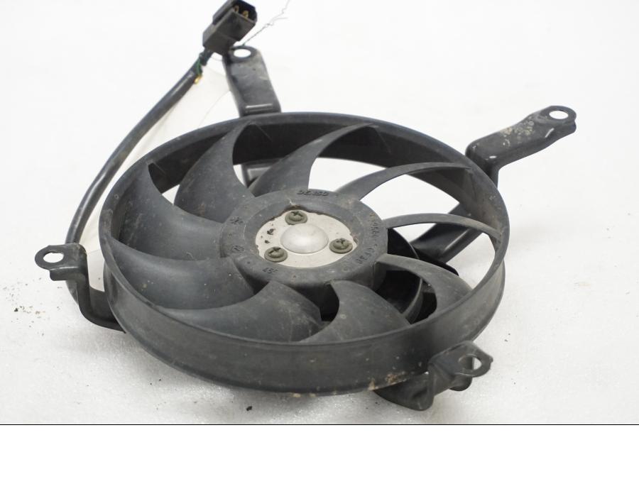 Baksidan på Vattenkylfläkt från en Yamaha TDM 900 -2002 motorcykel.