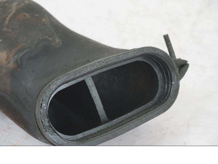 Höger sida på Luftrör från en Yamaha XVS 1100 -2000 motorcykel.