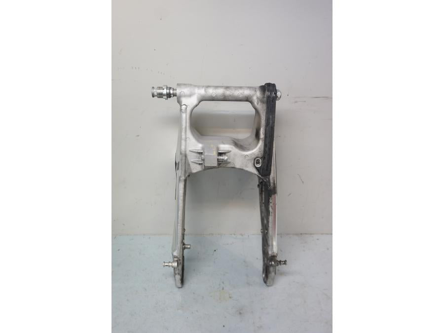 Vänster sida på Sving från en Aprilia Tuono V4R -2018 motorcykel.