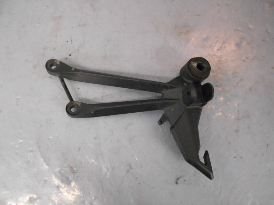 Framsidan på Fotpinnefäste från en Kawasaki Z 1000 -2019 motorcykel.