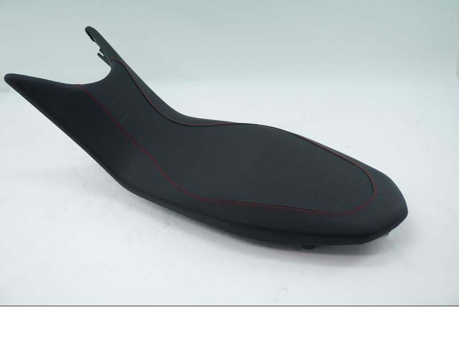 Höger sida på Sadel från en Ducati Hyperstrada -2014 motorcykel.