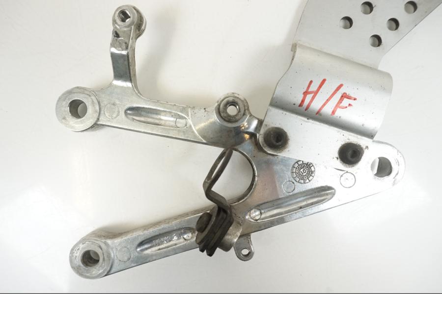 Baksidan på Fotpinnefäste från en Yamaha YZF 1000 R1 -2002 motorcykel.