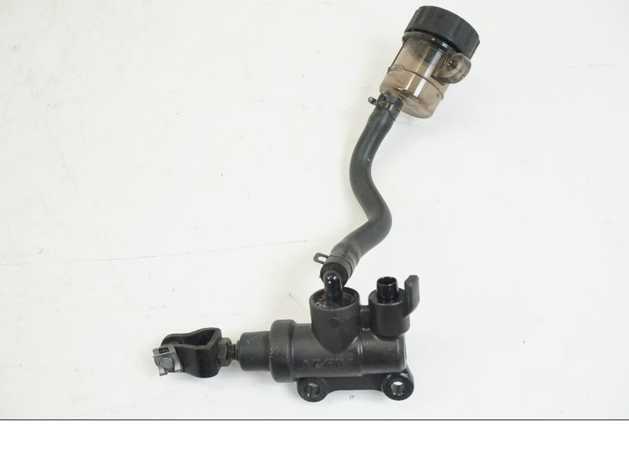 Framsidan på Bromshuvudcylinder från en Triumph Speed Triple -2021 motorcykel.