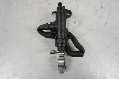 Höger sida på Bromshuvudcylinder från en Triumph Bonneville T120 -2021 motorcykel.