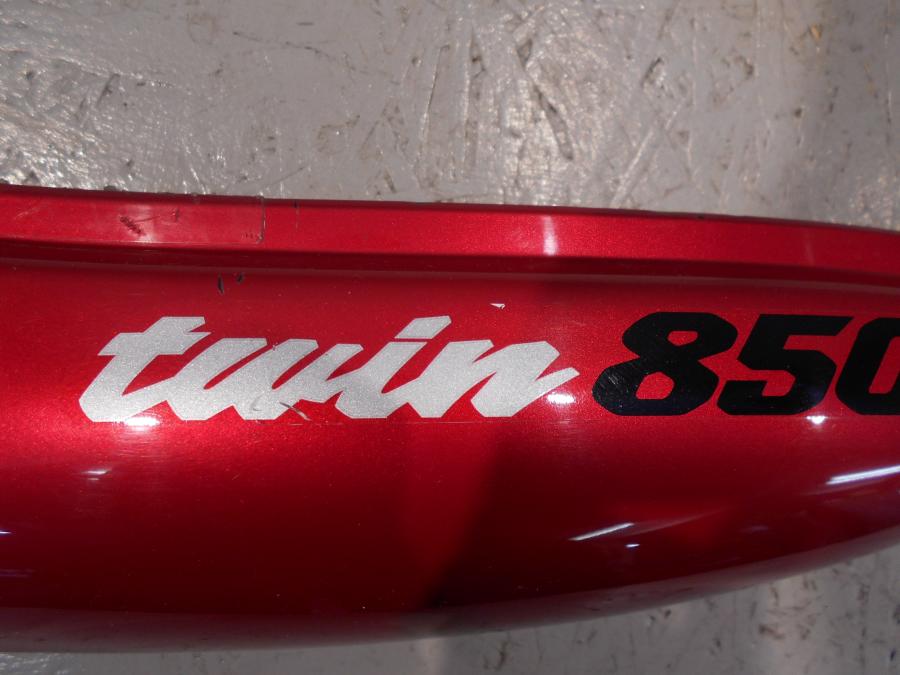 Vänster sida på Bakvinge från en Yamaha TDM 850 -1999 motorcykel.