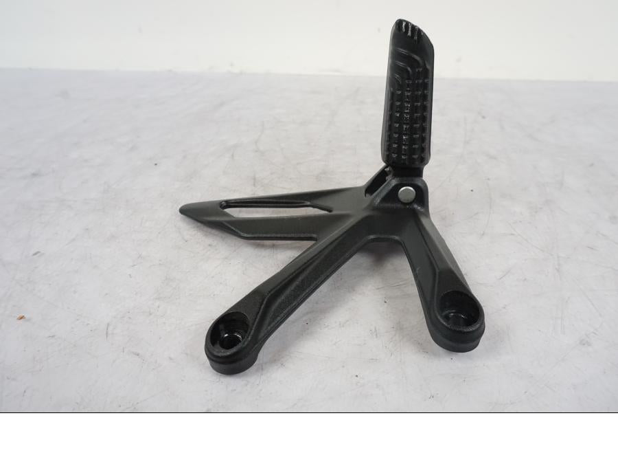 Vänster sida på Fotpinne från en KTM 1290 Super Duke R -2021 motorcykel.