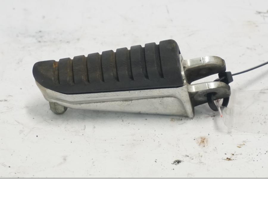 Framsidan på Fotpinne från en Suzuki DL 1000 -2003 motorcykel.