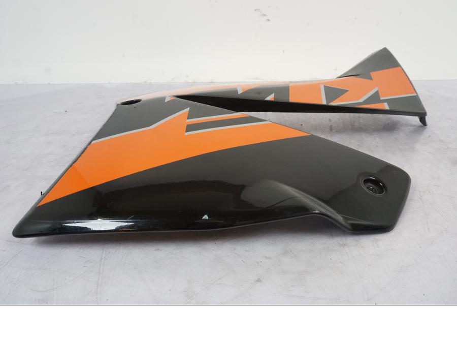 Vänster sida på Kylarvinge från en KTM 640 SM -2005 motorcykel.