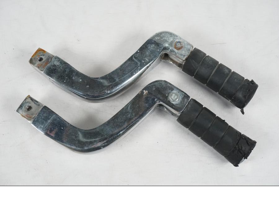 Framsidan på Fotpinnesats från en Yamaha XVS 1100A -2005 motorcykel.