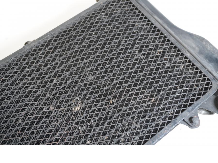 Snett nerifrån på Vattenkyl från en Kawasaki GPZ 900 -1989 motorcykel.