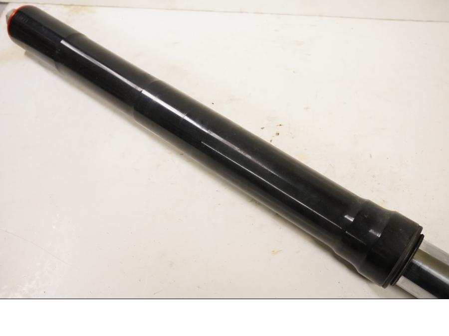 Höger sida på Gaffelben från en Aprilia RSV 1000 -2002 motorcykel.