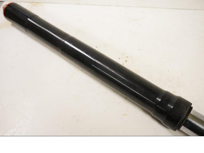 Höger sida på Gaffelben från en Aprilia RSV 1000 -2002 motorcykel.