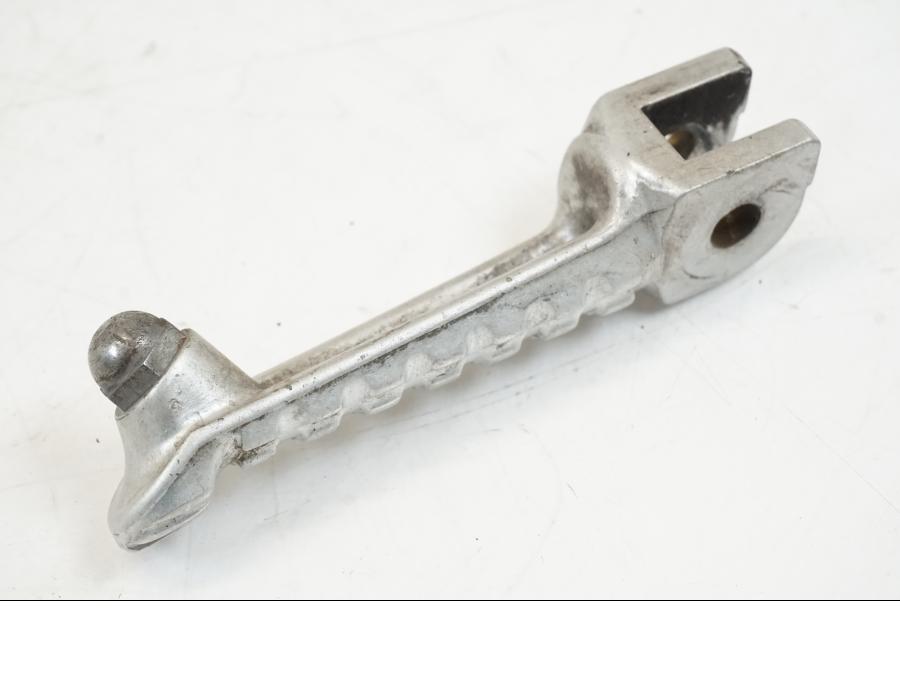 Snett nerifrån på Fotpinne från en Aprilia Tuono V4R -2011 motorcykel.