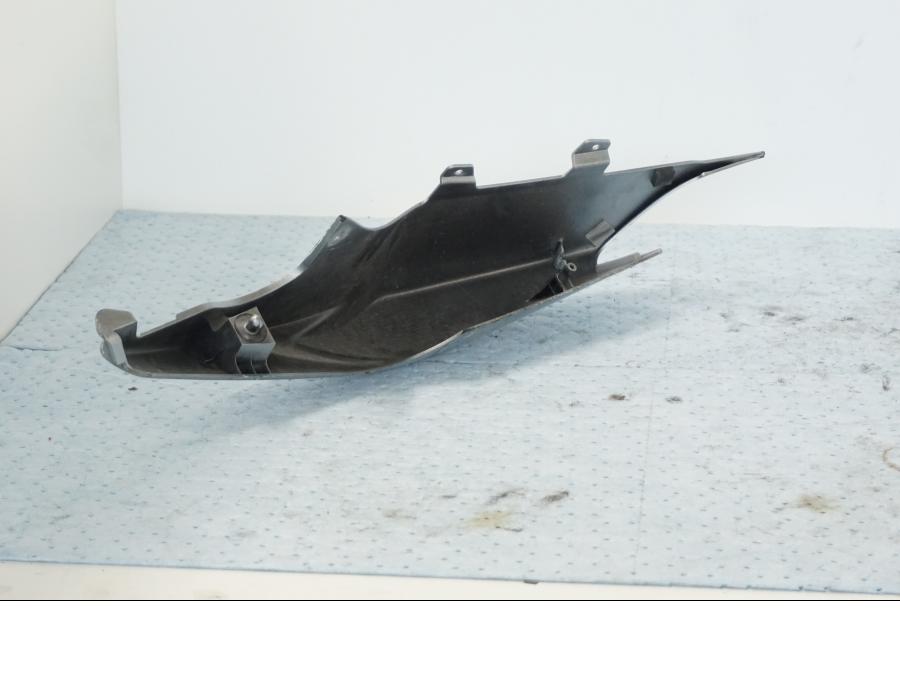 Snett nerifrån på Bakvinge från en Suzuki GSX-R 1000 -2008 motorcykel.