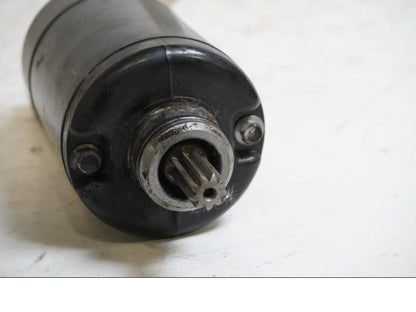 Baksidan på Startmotor från en Kawasaki ER-6N -2010 motorcykel.