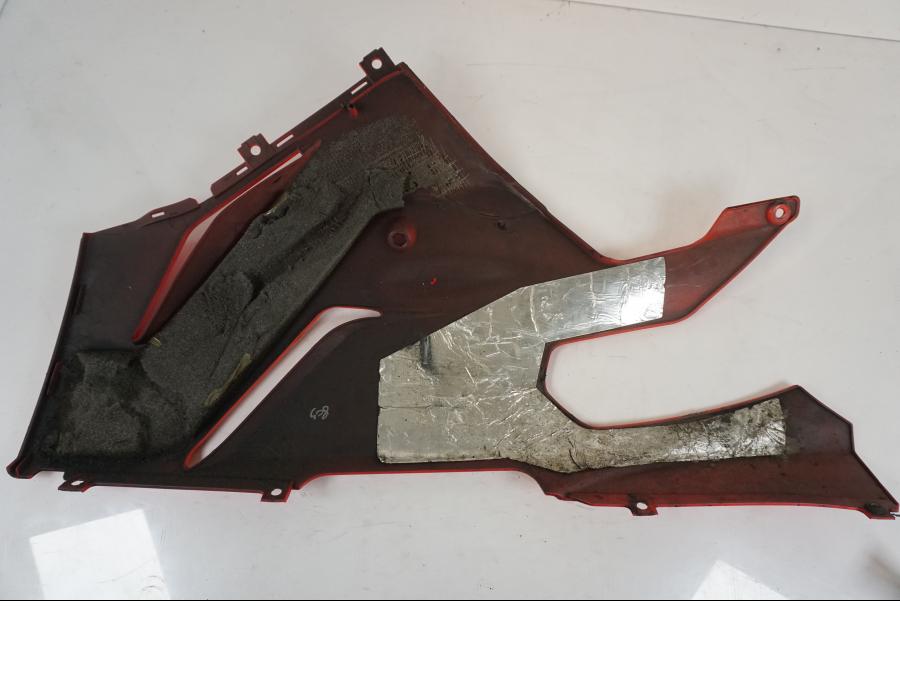 Extrabild5 på <p>Magkåpa höger från Aprilia RSV 1000 R Factory 2008.</p>

<p>Skrapmärken, ett mindre hål, mindre spricka, repor och</p>

<p>lacksläpp se bilder.</p> motorcykel.