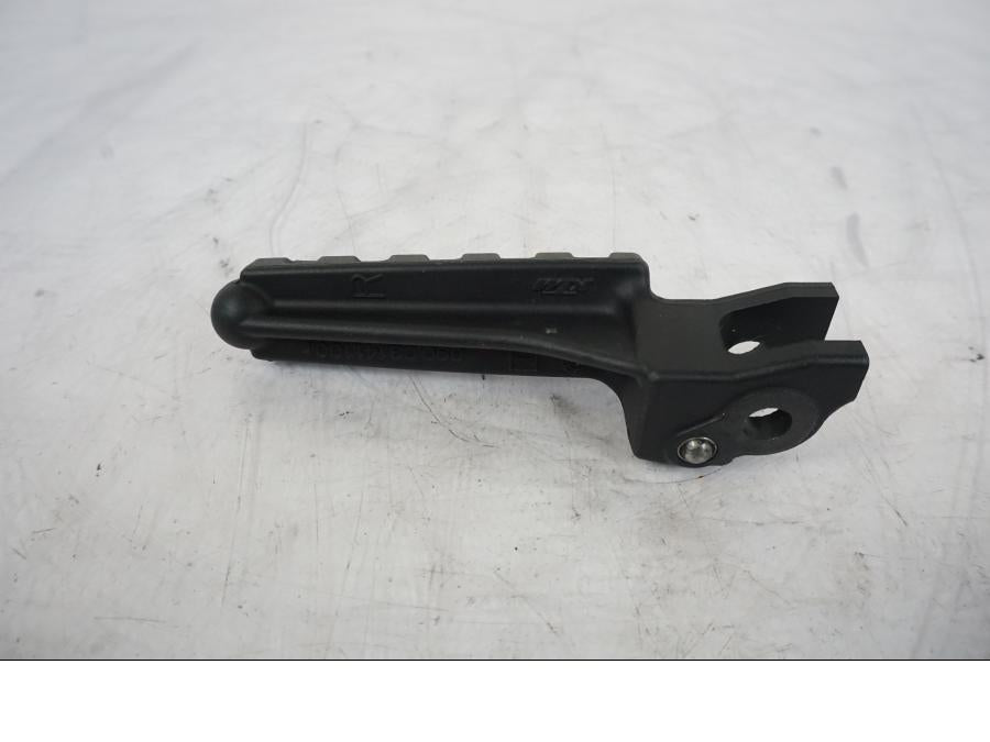 Vänster sida på Fotpinne från en KTM 1290 Super Duke -2019 motorcykel.