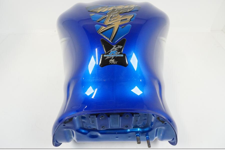 Snett nerifrån på Bensintank från en Suzuki GSX1300RA -2015 motorcykel.