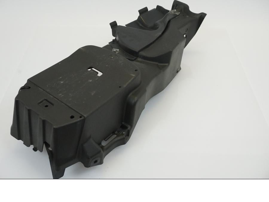 Snett uppifrån på Innerskärm från en Triumph Street Triple R -2011 motorcykel.