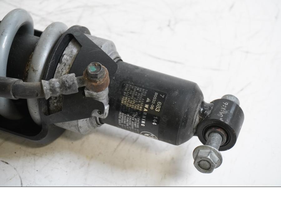 Baksidan på Stötdämpare från en BMW R 1200 R -2007 motorcykel.