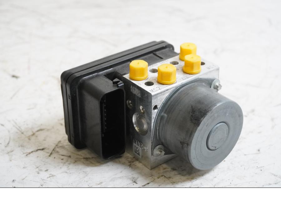 Framsidan på ABS Modulator från en Suzuki GSX-S 1000 -2015 motorcykel.