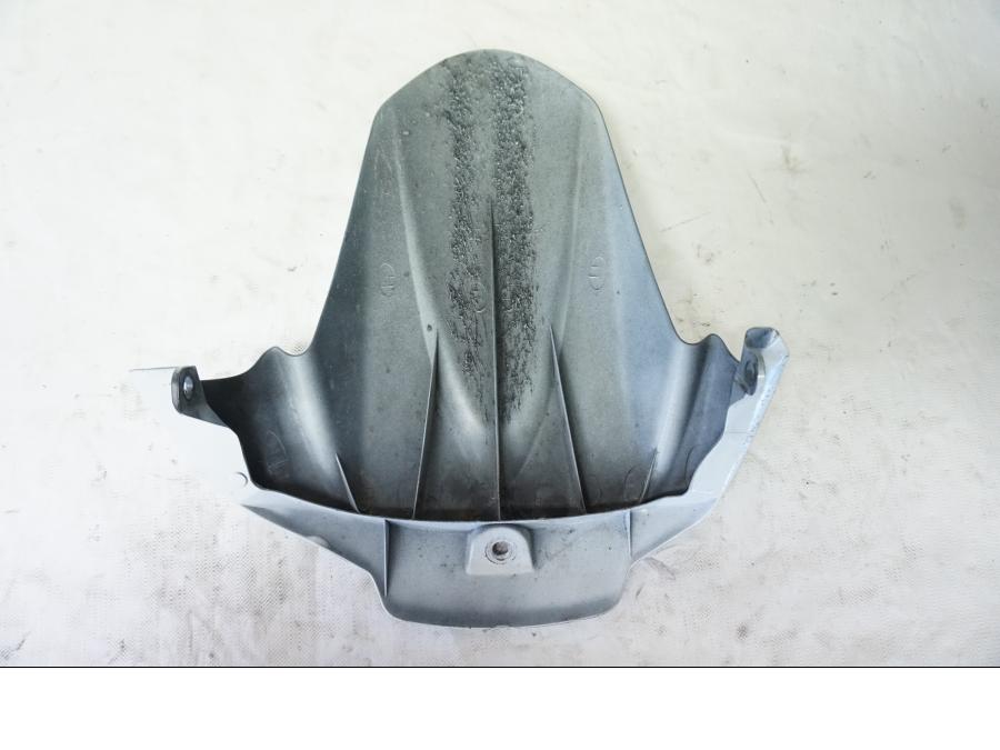 Snett nerifrån på Svingskärm från en Suzuki GSX-R 1000 -2009 motorcykel.