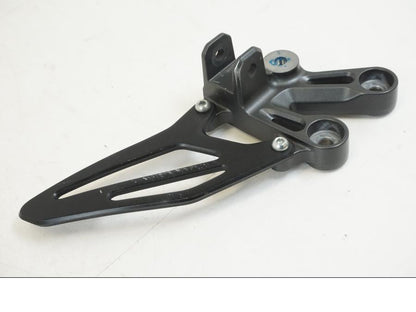 Vänster sida på Fotpinnefäste från en Yamaha YZF R7 -2022 motorcykel.