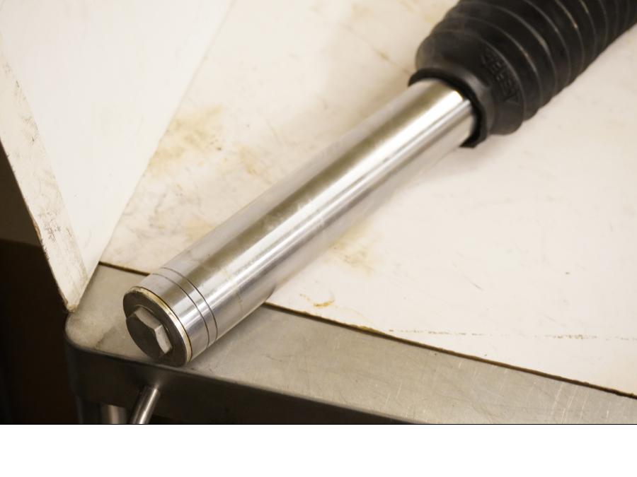 Höger sida på Gaffelben från en Suzuki DR 650 -1995 motorcykel.