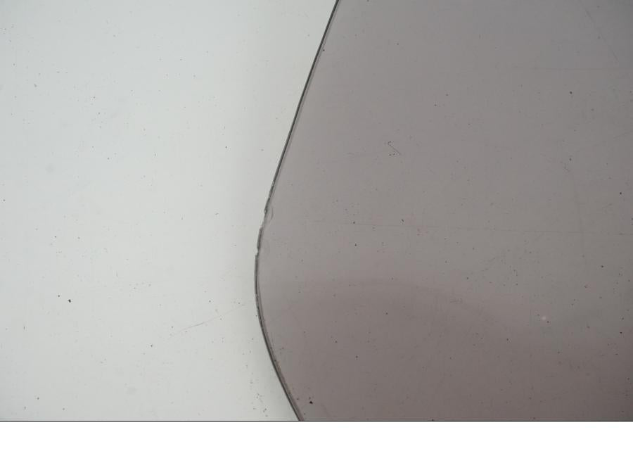 Snett uppifrån på Vindruta från en Ducati Multistrada 950 -2020 motorcykel.