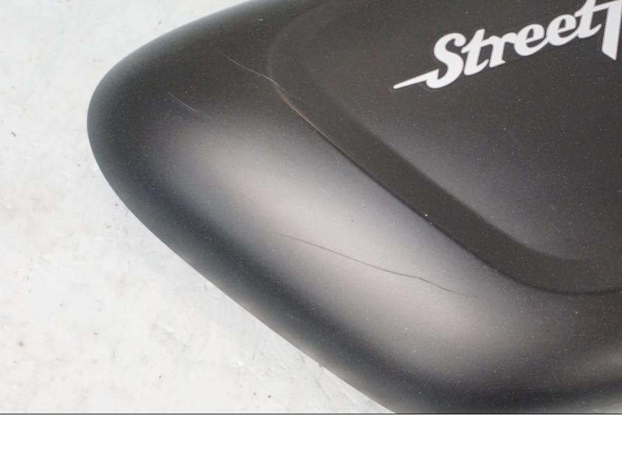 Höger sida på Sidopanel från en Triumph Street Twin -2016 motorcykel.