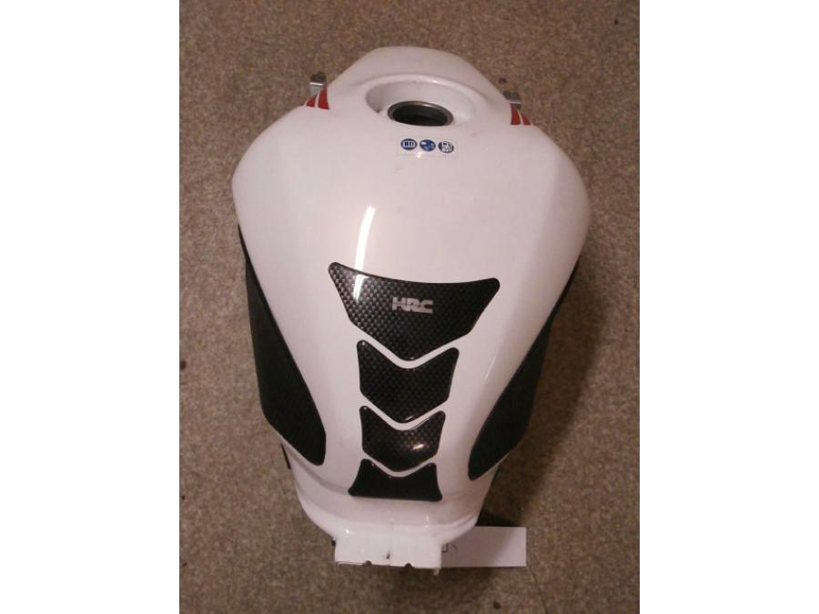 Vänster sida på Bensintank från en Honda CB 500 F -2013 motorcykel.